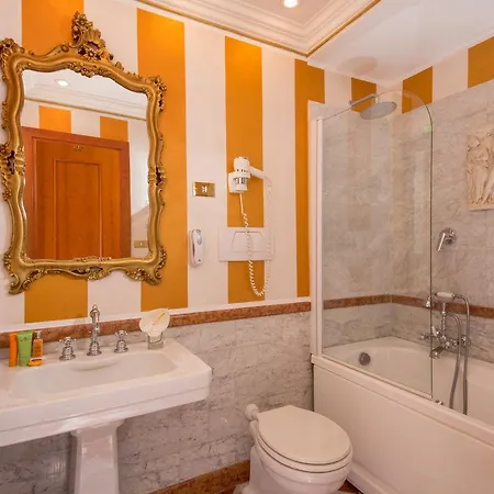 7 Spanish Steps Konukevi 3*